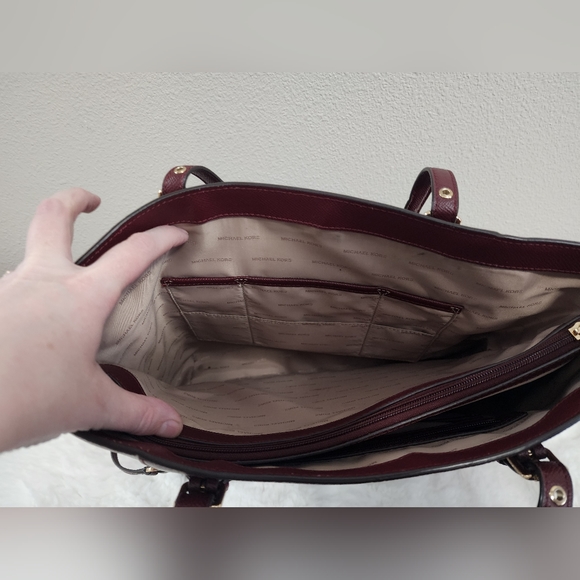 Michael Kors Handbag; Voyager East West Crossgrain Leather Tote - Picture 3 of 13